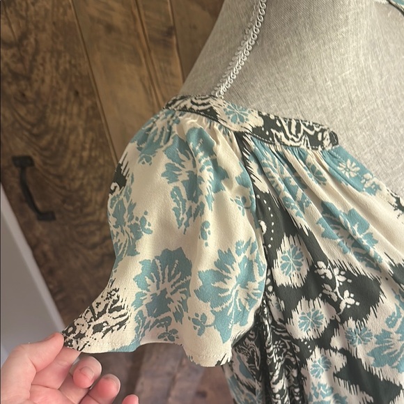 Light Patterned Women's Blouse - Picture 6 of 9